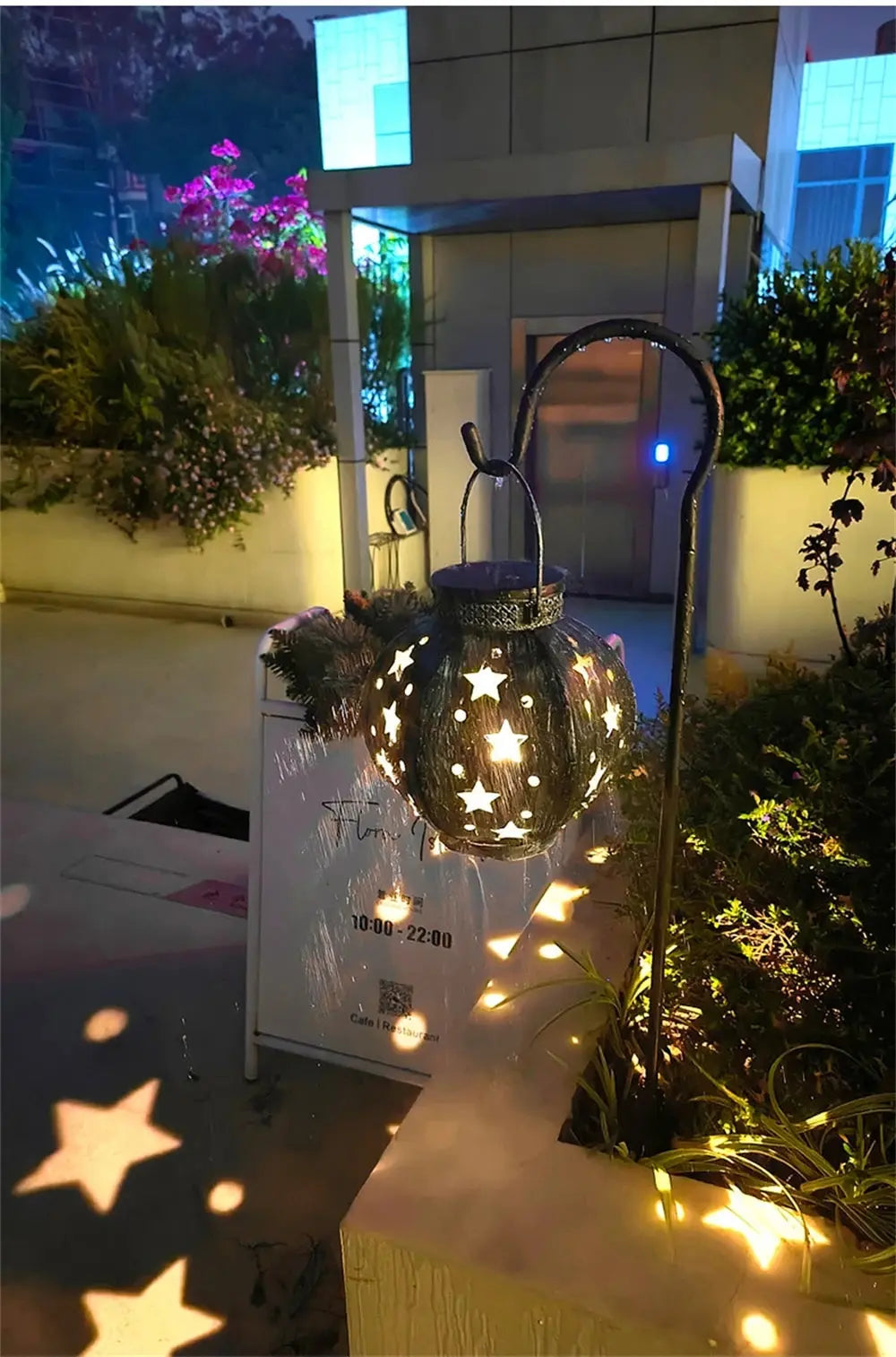 Garden Star Projector Lamp Hanging Solar Lights Outdoor Hanging Solar Lanterns Retro Solar Lamp with Handle Outside Decorations tableandwalllamps